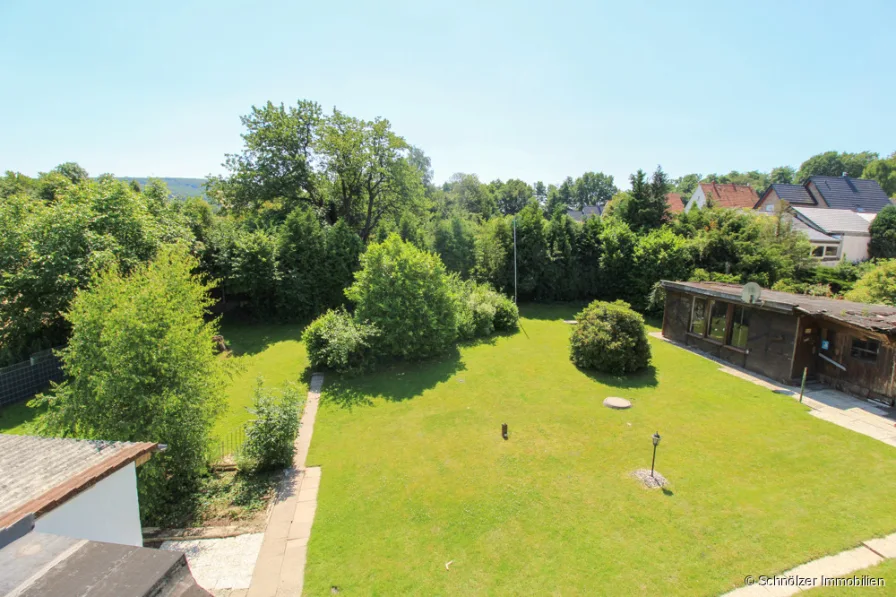 Blick von oben in den Garten