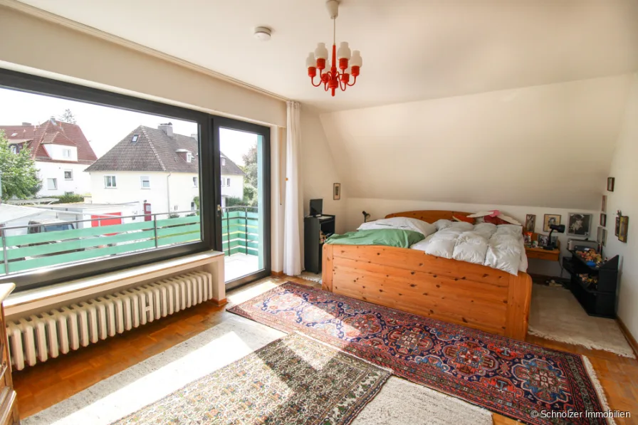 Zimmer OG mit Zugang zum Balkon