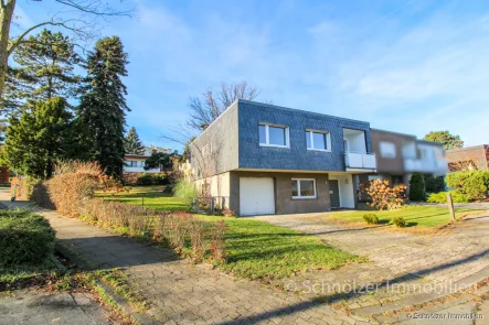 seitliche Hausansicht - Haus kaufen in Herford - Modernisiertes Wohnglück mit großem Garten