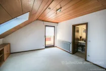 Zimmer OG mit Zugang zum  Balkon