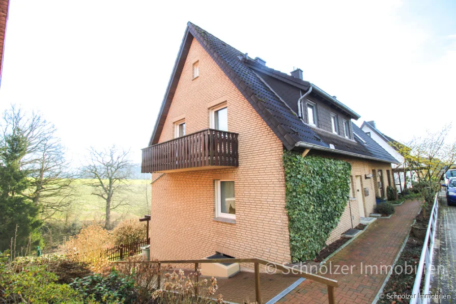 seitliche Hausansicht mit Balkon