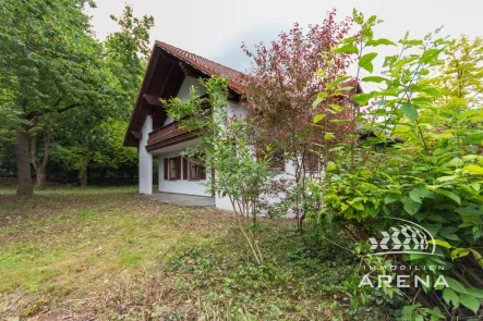 Aussenansicht - Haus kaufen in Untermeitingen - Ortsrand. Ruheoase. Natur. Besonderes Wohnhaus auf 1252m² Grd., 270m² Wfl., Doppelgge.