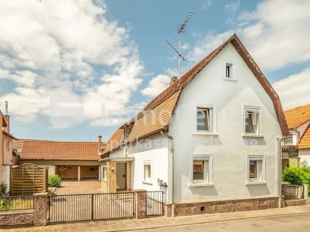 Außenansicht - Haus kaufen in Rheinstetten - Kleines, freistehendes Haus mit interessantem Nebengebäudemöchte zu neuem Leben erweckt werden!