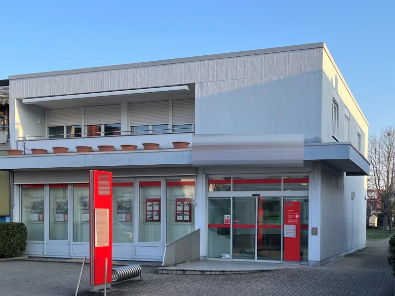 Ansicht Vorne mit Zufahrt - Büro/Praxis mieten in Ettlingen - Ladenbüro mit barrierefreiem Zugang, ideal für Dienstleister, Heil- und Freiberufe