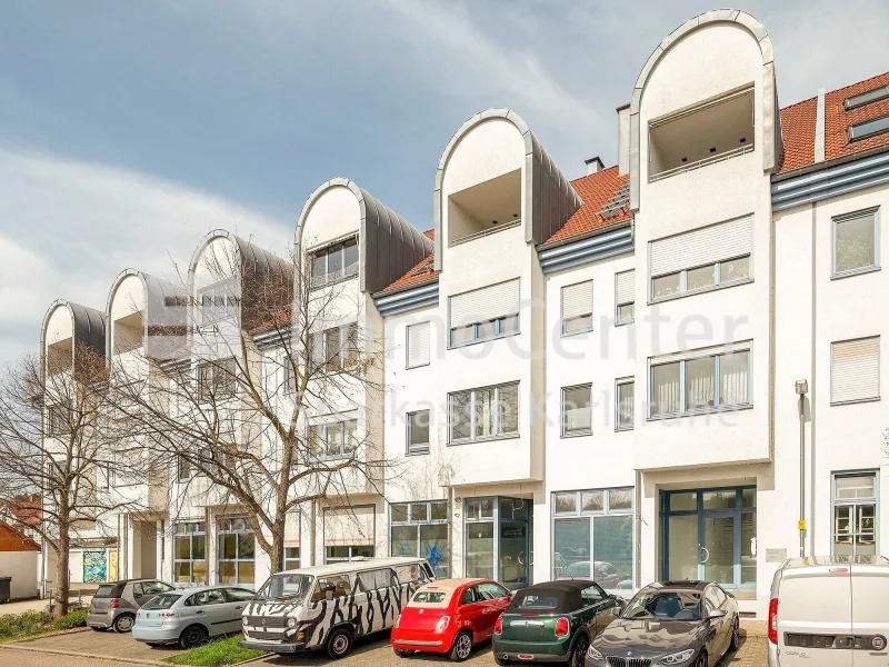 Straßenansicht - Wohnung kaufen in Pfinztal - Wohnen auf zwei Ebenen. Moderne 4-Zimmerwohnung mit herrlichem Ausblick! 