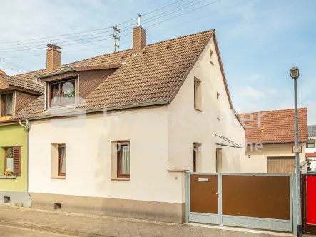 Außenansicht - Haus kaufen in Karlsruhe - Modernisierte Doppelhaushälfte mit durchdachten Details in Knielingen