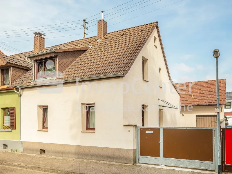 Außenansicht - Haus kaufen in Karlsruhe - Modernisierte Doppelhaushälfte mit durchdachten Details in Knielingen