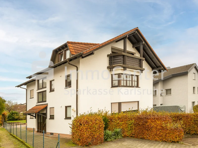 Ansicht  - Wohnung kaufen in Ettlingen / Schöllbronn - Tolle Alternative zum kleinen Haus! Großzügige 3,5 Zimmer-Maisonette-ETW mit Gartenanteil