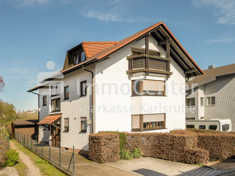 Ansicht - Wohnung kaufen in Ettlingen / Schöllbronn - Tolle Alternative zum kleinen Haus! Großzügige 3,5 Zimmer-Maisonette-ETW mit Gartenanteil