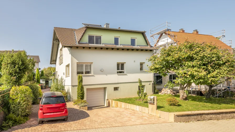 Außenansicht - Haus kaufen in Karlsbad / Langensteinbach - Ihr Traumhaus auf großem Grundstück in bester Lage und bestem Zustand in Karlsbad Langensteinbach