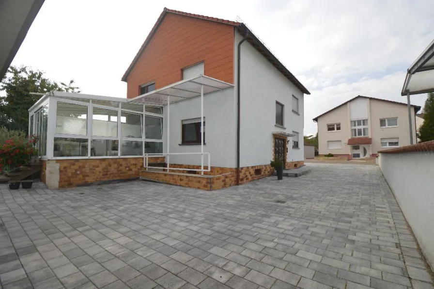 - Haus kaufen in Philippsburg - Freistehendes 2 Familien Haus mit großem Grundstück in schöner Lage