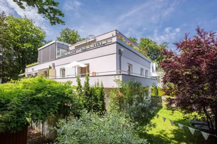 Außenansicht - Wohnung kaufen in München - Wohnen mit umlaufender Terrasse im Grünen. In der begehrten Menterschwaige.