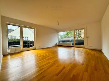 Wohnzimmer - Wohnung kaufen in München - Alt-Solln: Traumhafte 3-Zimmer-Wohnung mit 2 Balkonen in ruhiger Lage