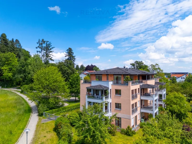 Außenbild - Wohnung kaufen in Starnberg - Sonnige 3-Zimmer-Wohnung mit überdachtem Balkon und Blick ins Grüne.