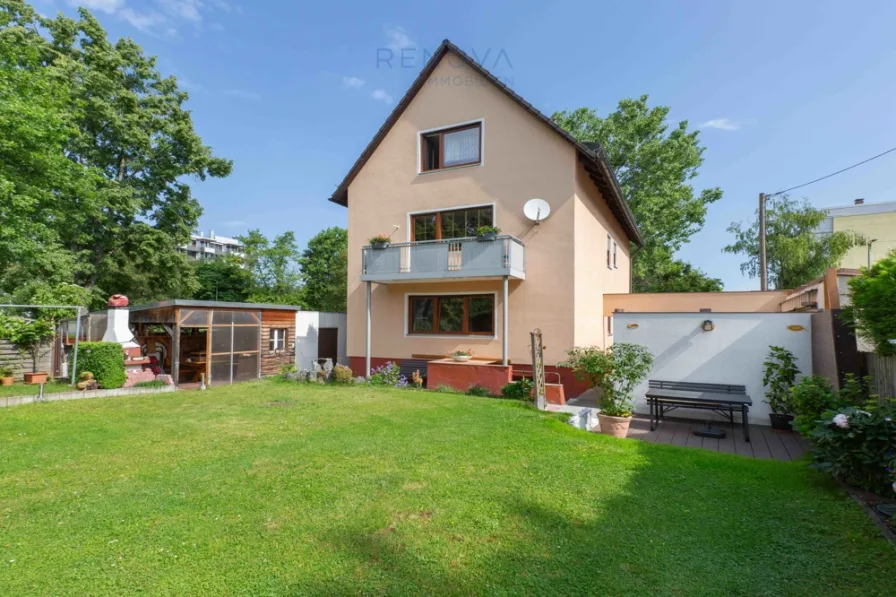 Außenansicht Rückseite - Haus kaufen in München - 3-Familienhaus mit idyllischem Gartenin sehr ruhiger Lage.