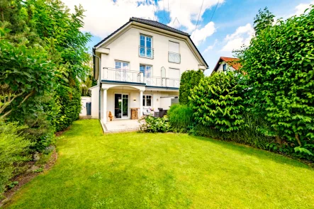 Gartenansicht - Haus kaufen in München - Exklusive Doppelhaushälfte in Allach – Moderne Eleganz trifft auf Wohnkomfort.