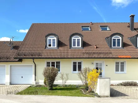 Hausansicht - Wohnung kaufen in Mammendorf - 3 Zimmer plus Dachstudio, 2 Bäder - viel Platz für die Familie auf 2 Ebenen