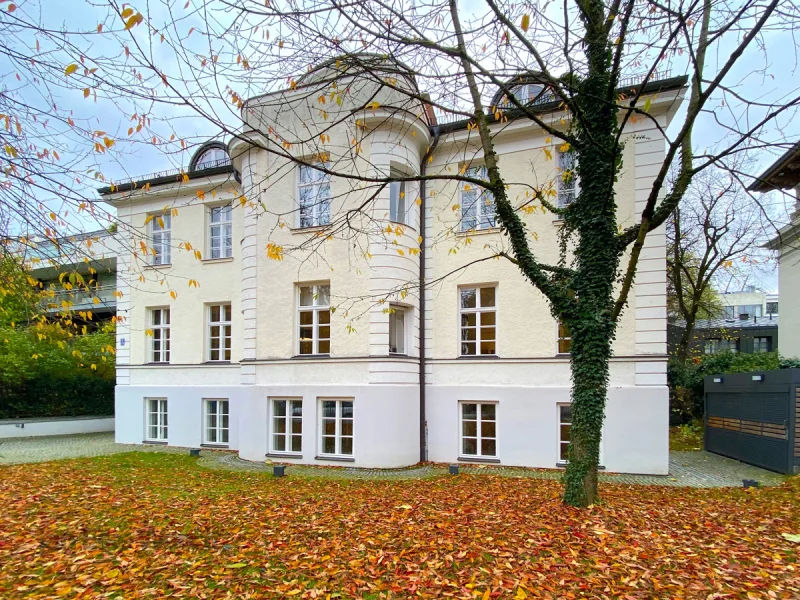 Ansicht Vorderhaus - Wohnung mieten in München - Exklusive, große 3-Zimmer-Wohnung mit 2 Balkonen in Bestlage