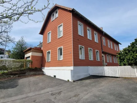 Großzügig für Pkws - Haus kaufen in Coburg - Mehrfamilienhaus mit Vesteblick und Nebengebäude auf 1.372 m² Grund, Nähe Hofgarten!