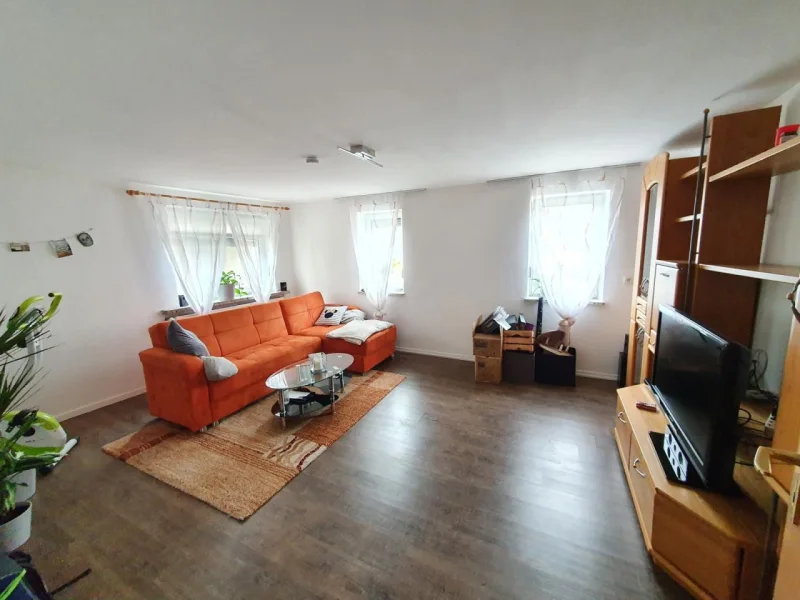 Wohnzimmer - Wohnung mieten in Sonnefeld - Hübsche 2-Zimmer-Wohnung inkl. EBK & Freisitz im Garten