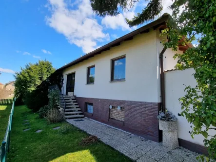 Hauszugang - Haus kaufen in Weitramsdorf - IHR Winkelbungalow in Weidach mit traumhaften Garten!