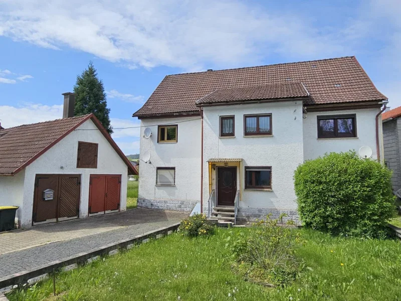 Außenansicht - Haus kaufen in Eisfeld - Ein- bis 2-Familienhaus mit interessanter Zusatz-Kaufoption zwischen Coburg & Suhl