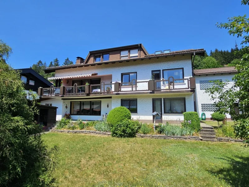 Gartenansicht mit Garagengebäude - Haus kaufen in Steinwiesen - Wohnen wie im Urlaub! Eindrucksvolles Anwesen mit Blick und 2 Balkone, Nähe Kronach!