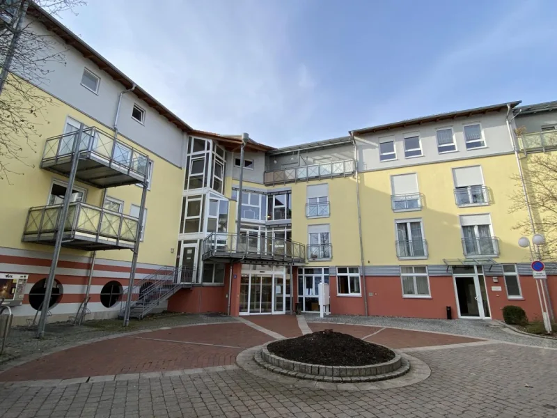 Ansicht Haupteingang - Wohnung kaufen in Rödental - Pflegeapartment im Herzen von Rödental