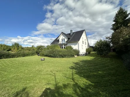 Außenbild Garten - Haus kaufen in Seßlach - Modernes Zuhause mit Ruhegarantie und Weitblick!