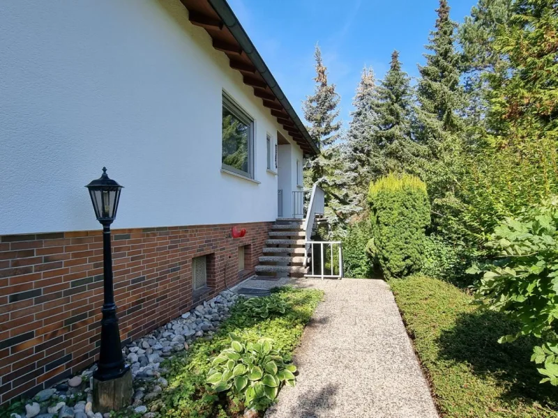 Zugang zum Haus - Haus kaufen in Coburg - Attraktiver Winkelbungalow mit Einliegerwohnung u. 3 Garagen auf 1303 m² Grund