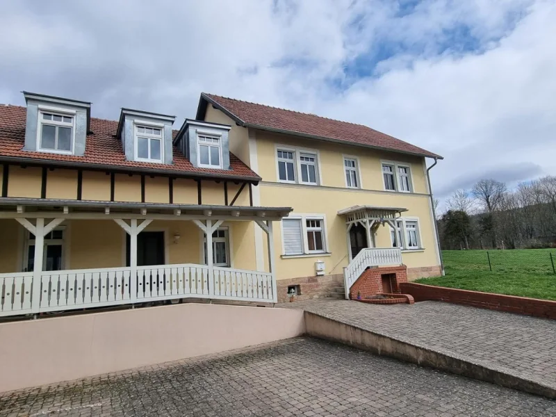 Wohnhaus mit Laubengang - Haus kaufen in Rödental -  Wohnhaus in Top-Zustand auf ca. 1.200 m² Grund, Nähe Coburg!