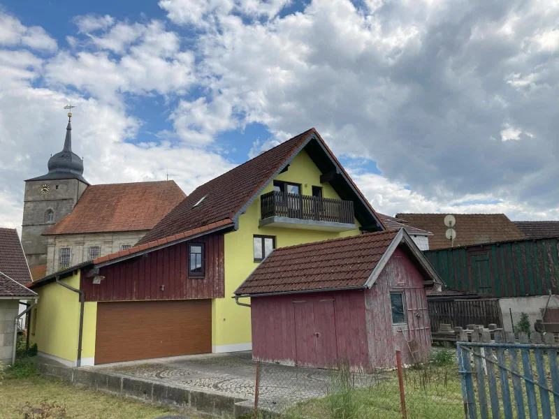 Blick auf Haus vom Hof - Haus kaufen in Ummerstadt - 2 Häuser + Extra-Garten, ein Preis! Im malerischen Ummerstadt, Nähe Weitramsdorf!