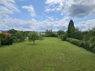 Blick vom Balkon in den traumhaften Garten