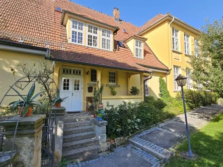 Laubengang als Eingang - Haus kaufen in Ebersdorf bei Coburg - Eine einmalige Immobilie in Top-Zustand! Wohnen in stilvoll modernisierter Schule!