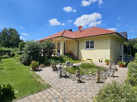 Außenbild mit Garten - Haus kaufen in Weitramsdorf-Weidach - Lebensqualität bis ins hohe Alter - Ihr neuer Bungalow!