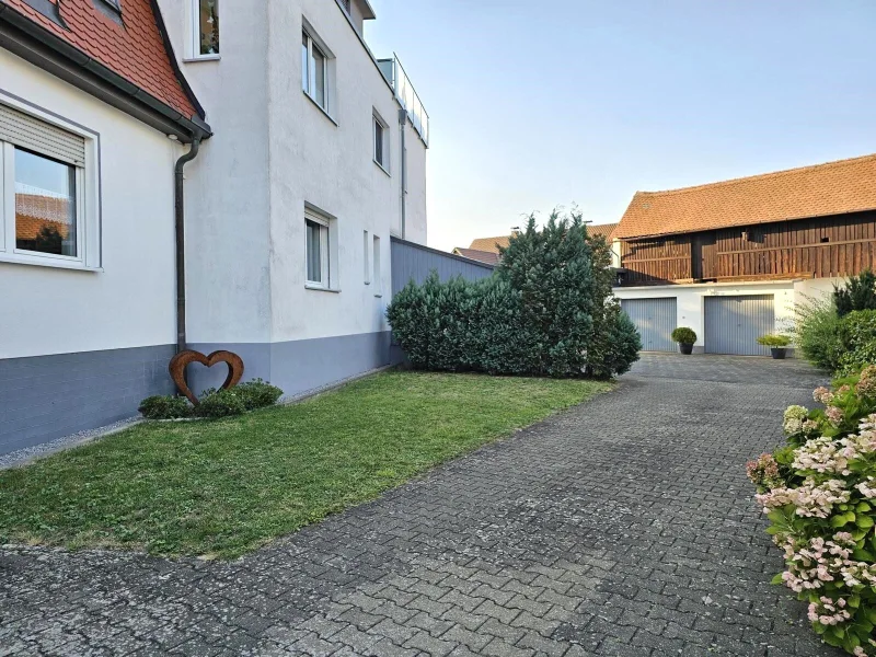 Zufahrt zur Doppelgarage und Carport