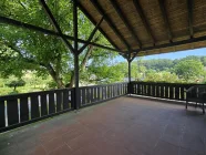 Große überdachte Dachterrasse mit Blick