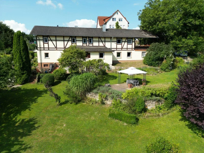 Ostansicht - Haus kaufen in Ahorn - Wohnen mit Charme und Flair auf einem 2.250 m² großen Grundstück, inkl. Top-Bauplatz!