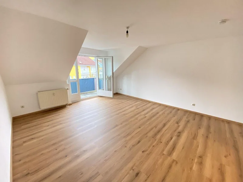 Wohnzimmer - Wohnung mieten in Dörfles-Esbach - Attraktive 2-Zi.-Wohnung inkl. EBK & Süd-Balkon im begehrten TOSCANA-Viertel