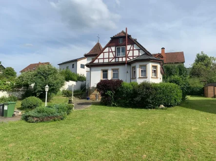 Ansicht mit Garten - Haus kaufen in Lichtenfels - Historischer "Hingucker" der besonderen Art im beliebten Schney!