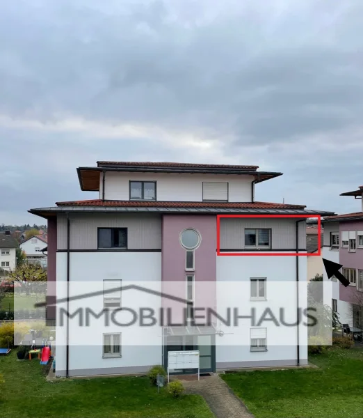 Hausansicht - Wohnung kaufen in Ettenheim - Gepflegte 2-Zimmer-Wohnung mit Balkon, TG-Platz und tollem Mieter in Ettenheim