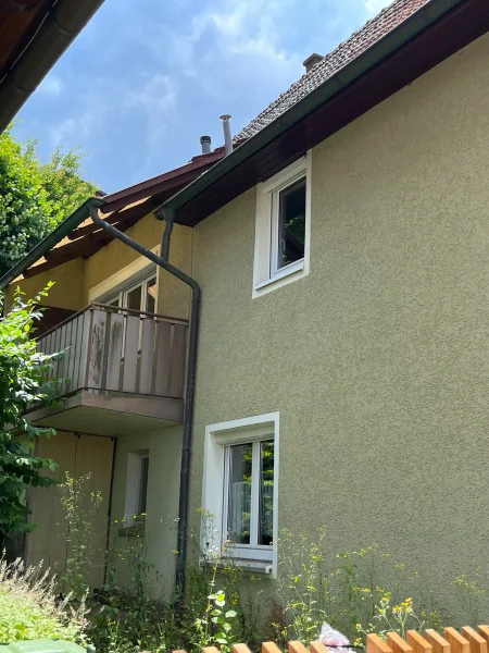 Hausansicht mit Balkonanbau