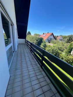 Balkon von Küche und Wohnzimmer zugänglich - Wohnung mieten in Freiburg im Breisgau - ACHTUNG! NUR FÜR Wunschmieter Paar ab 55+  Wunderschöne 2-Zimmer-Wohnung mit großer Essküche in Freiburg