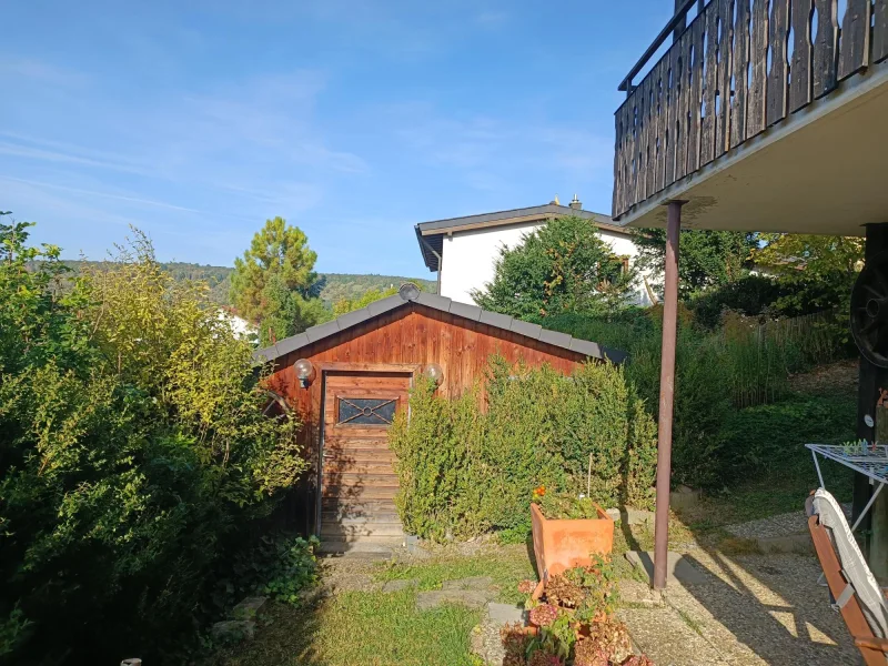 Garage mit Aufbau (Geräteschuppen)