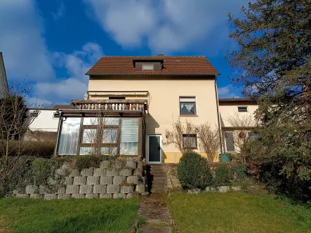 Blick auf das Haus  - Haus kaufen in Künzelsau - Einfamilienhaus mit großem Garten am Südhang