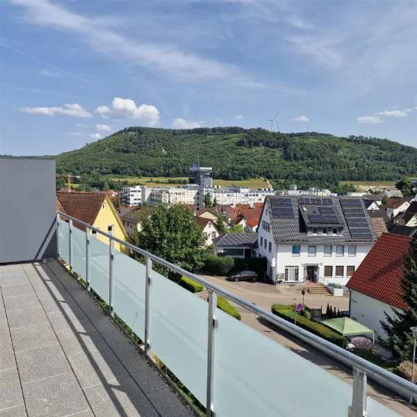 Aussicht Balkon - Wohnung mieten in Oberkochen - *** Ein Traum  - Luxus pur mit toller Aussicht,  Aufzug - Bestlage ***