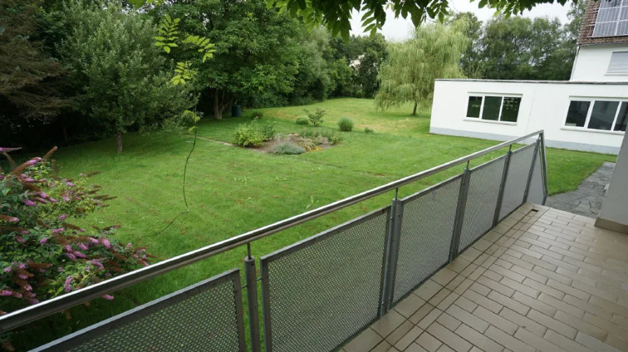 Balkon 2 mit Treppe in Garten