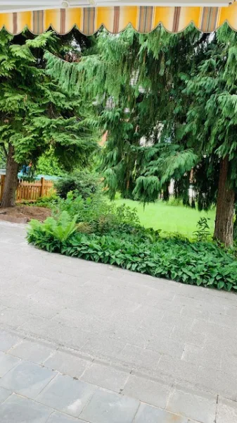 Terrasse mit Blick in den Garten