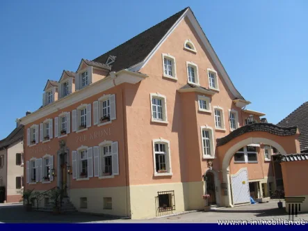 Aussenansicht - Repräsentativer  Eingangsbereich - Strassenseite - Büro/Praxis mieten in Auggen - BÜRO- UND PRAXISRÄUME HINTER HISTORISCHER FASSADE VERFÜGBAR!