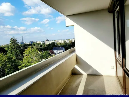 Überdachter Balkon mit Weitblick! - Wohnung kaufen in Freiburg - HOCHHAUSKOMFORT: SINGLE-WOHNUNG MIT WEITBLICK!